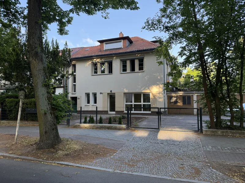Stilvoll saniert: Großzügige 6-Zimmer Wohnung in Zehlendorf mit eigenem Garten — photo 1